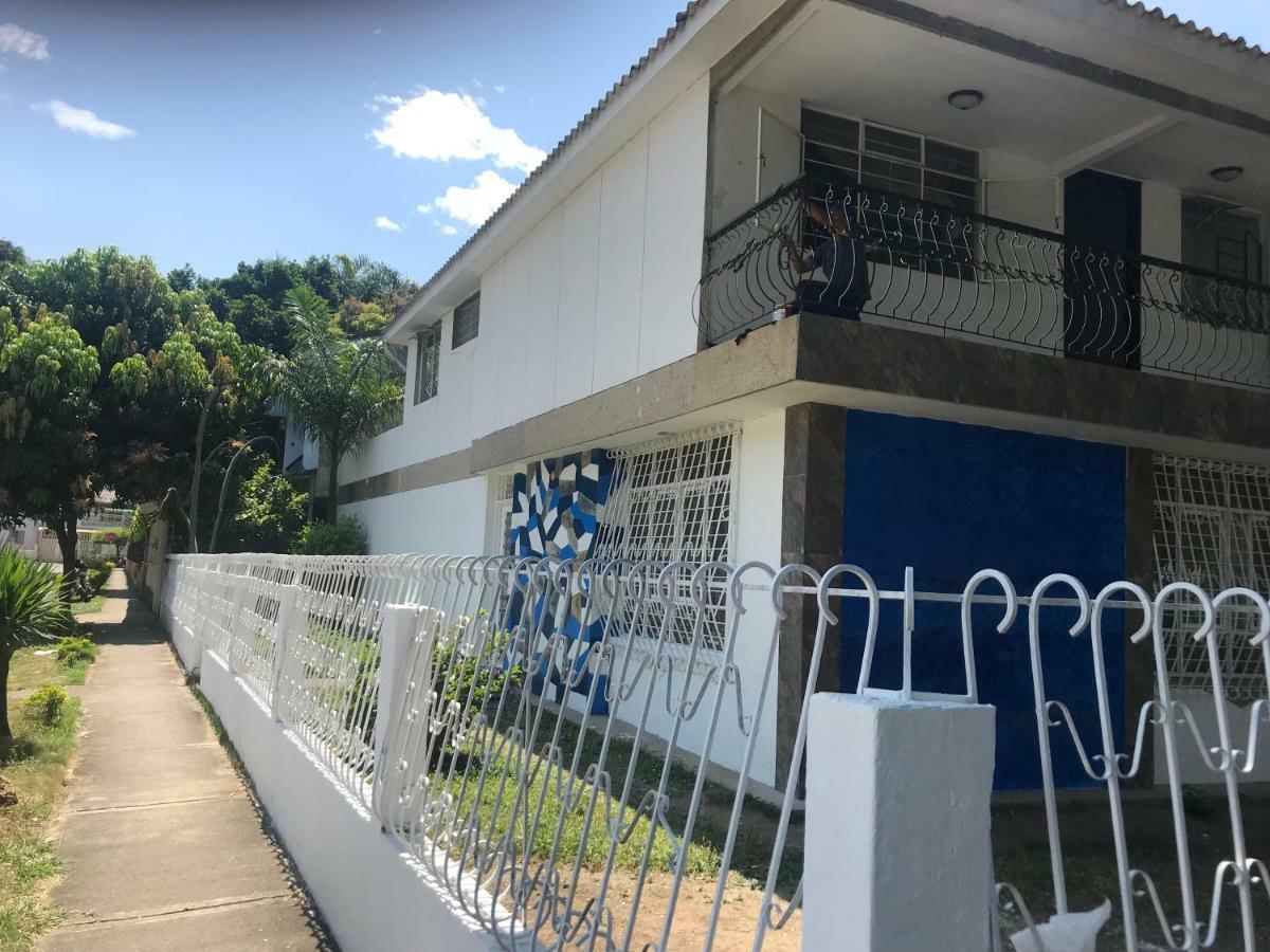 Home To Go Hostal Apartamentos Cali Esterno foto
